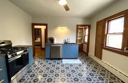 Wauwatosa Apartment | Historic Renovated 3Br in Wonderful Neighborhood