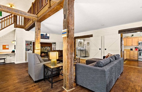 Sturgeon Bay Apartment | Historic, Renovated Coach House in the Heart of Sturgeon Bay