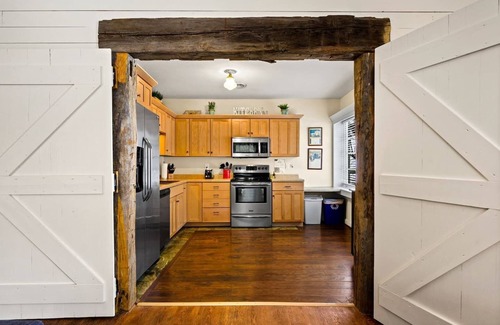 Sturgeon Bay Apartment | Historic, Renovated Coach House in the Heart of Sturgeon Bay