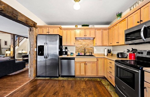Sturgeon Bay Apartment | Historic, Renovated Coach House in the Heart of Sturgeon Bay