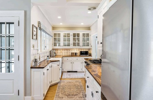 Woodstock House | Historic Riverside Retreat in Woodstock Village