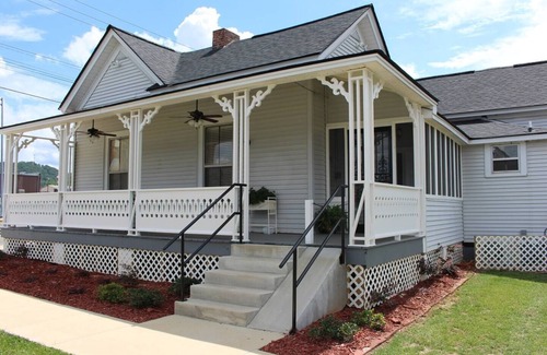Piedmont House | Historic Roberts Home "Night in the Museum" Hotel