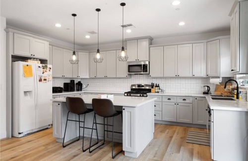 Roseville House | Historic Roseville Luxury 3:3 Long Stay