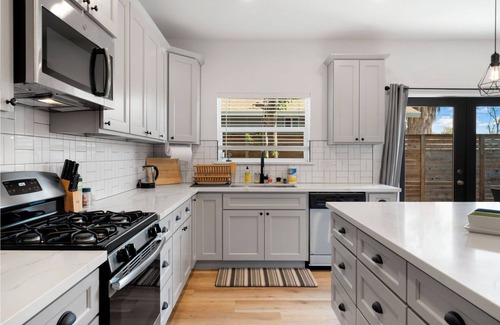 Roseville House | Historic Roseville Luxury 3:3 Long Stay