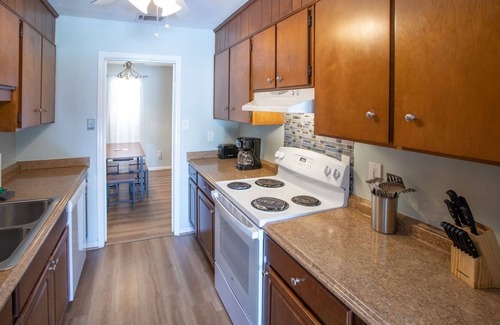 Savannah Condo | Historic Savannah, Pool, Free Tybee Parking!