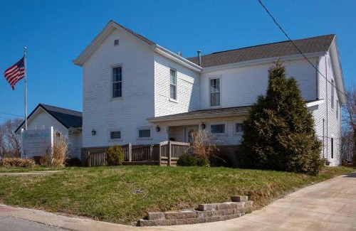 Williamstown House | Historic Simmons Estate by Ark Sleeps 12