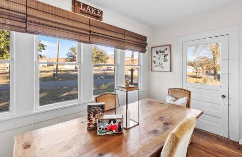 Mooringsport House | Historic Southern Magnolia, Blocks From Caddo