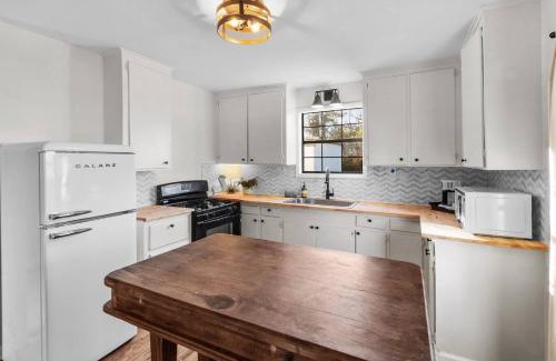 Mooringsport House | Historic Southern Magnolia, Blocks From Caddo
