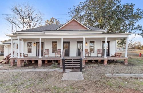 Mooringsport House | Historic Southern Magnolia, Blocks From Caddo