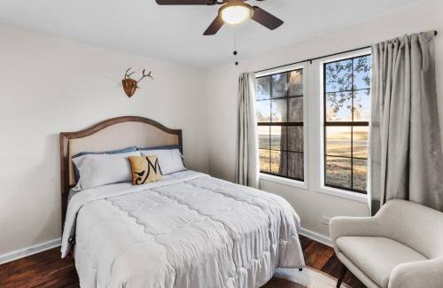 Mooringsport House | Historic Southern Magnolia, Blocks From Caddo