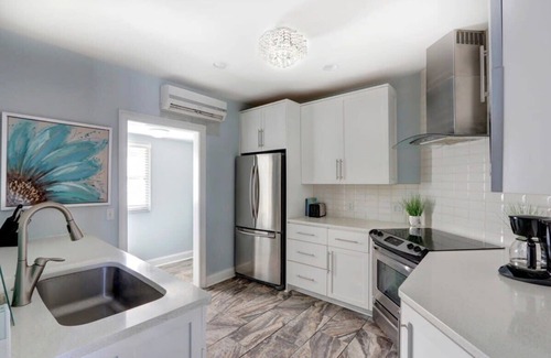 Metropolitan Apartment | Historic Starland Gem - A Taste of Local Savannah!