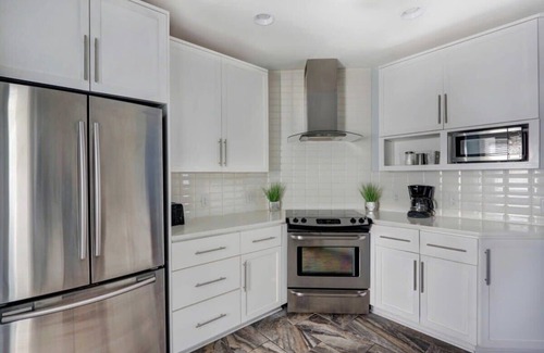 Metropolitan Apartment | Historic Starland Gem - A Taste of Local Savannah!