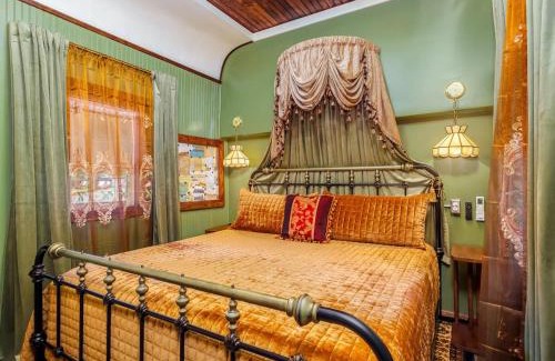 Brownwood House | Historic Stay In Santa Fe Railcar - Depot Lodging