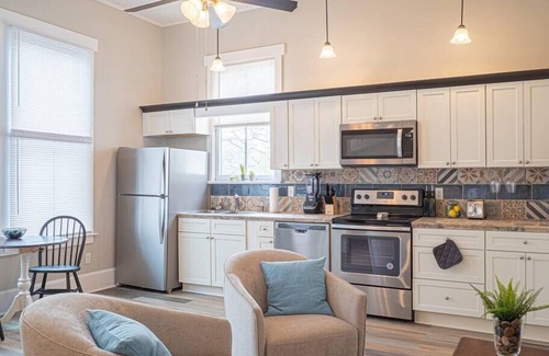 Marietta Apartment | Historic Studio Apartment by Marietta Square!