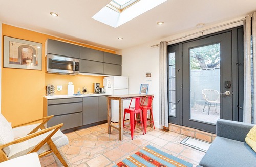 Sam Hughes Apartment | Historic Studio Guesthouse w/Private Yard Near UA - Low Summer Rates! 🌞