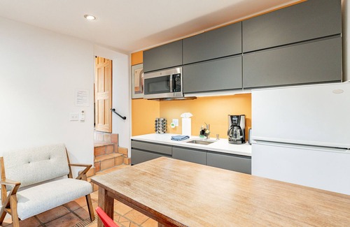 Sam Hughes Apartment | Historic Studio Guesthouse w/Private Yard Near UA - Low Summer Rates! 🌞