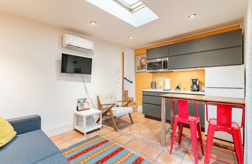 Sam Hughes Apartment | Historic Studio Guesthouse w/Private Yard Near UA - Low Summer Rates! 🌞