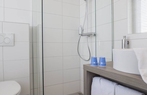 Edelstenenbuurt Hotel | Historic Surroundings with Modern Style and Comfort! Free Breakfast!