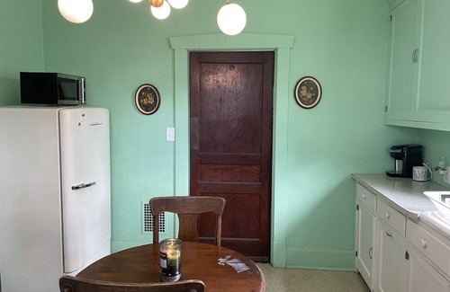 Springfield House | Historic Time Capsule in DT Springfield - 30 Mins from DT Nashville
