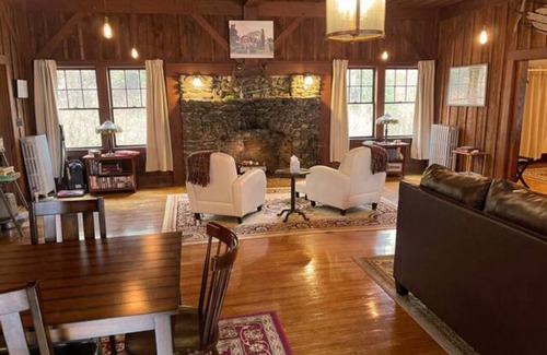 Newport House | ⭐ Historic & Unique Lodge.Minutes To The Winter Fun of Mount Sunapee! ⭐ 🎿