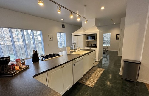 Buena Park House | Historic Vintage SFH Near Lake w/Parking