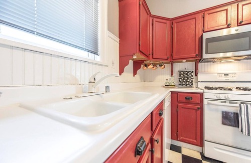 Visalia House | Historic Visalia 3br/2ba - Walk to Downtown