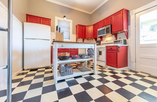 Visalia House | Historic Visalia 3br/2ba - Walk to Downtown