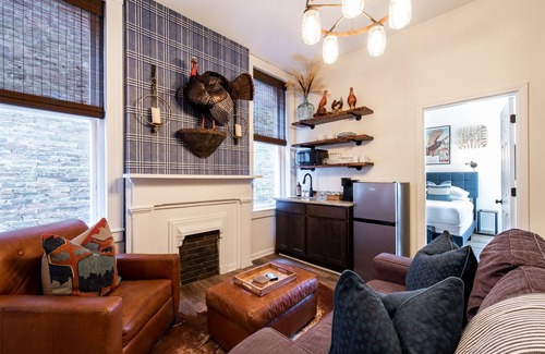 Versailles Hotel | Historic Woodford Buffalo Trace Distil - Sleeps 24