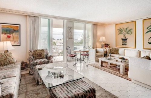 Palm Beach Apartment | Historical 2bd/2ba in Palm Beach Island | Best Location | Pool included
