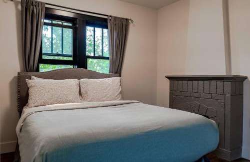 North Central Edmonton Apartment | Historical Building 1br 1ba Walk To Rogers Place