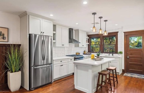 Los Angeles House | Historical Craftsman with Modern Amenitiesnn