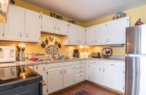 Lake Geneva Apartment | Historical Downtown Geneva Bungalow |Upper Unit |Parking for 3 |Walkable |Near Shops & Restaurants