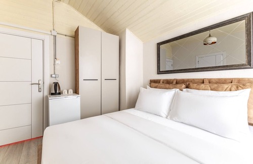 Rasimpasa House | Historical Hotel Room w Chic Garden in Kadikoy