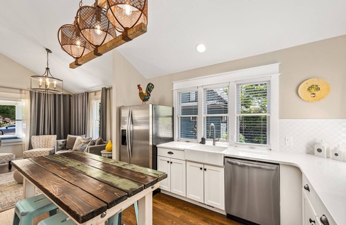 Louisville House | Historical Joey House, Sleeps 6 Walk to Restaurants