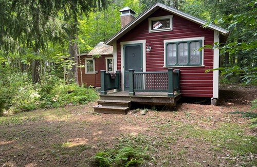Canaan Cottage | Historical Lake House & Guest cottage.