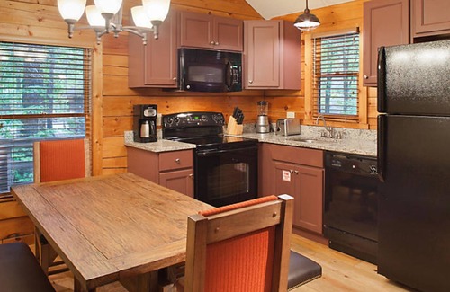 Gordonsville Cabin | History comes alive near the rustic Shenandoah Valley. The Great Outdoors awaits