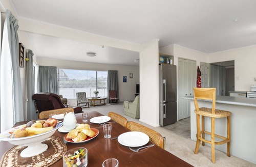 Waitarere Beach House | Hit The Beach - Waitarere Beach Holiday Home