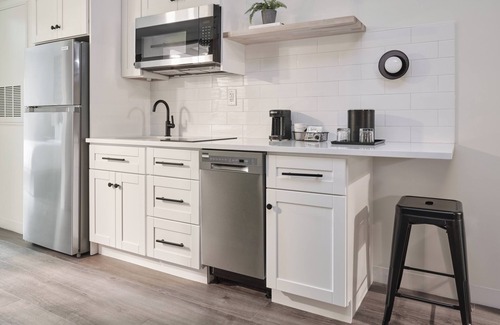 Southwest Raleigh Hotel | Hive House