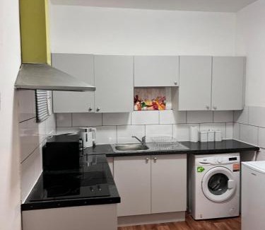 Kettering Apartment | HIVESTAYS Free Wi-Fi, Smart TV, Parking, Tea &Coffee