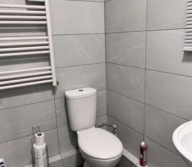 Kettering Apartment | HIVESTAYS Free Wi-Fi, Smart TV, Parking, Tea &Coffee