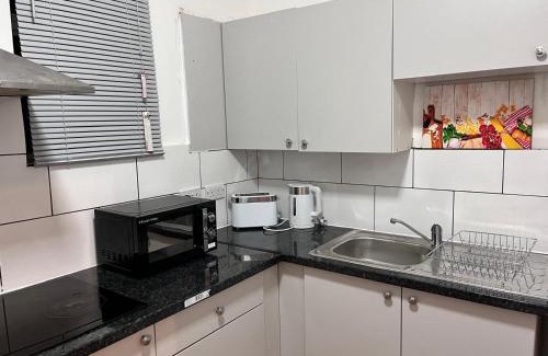 Kettering Apartment | HIVESTAYS Free Wi-Fi, Smart TV, Parking, Tea &Coffee