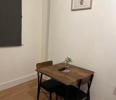 Kettering Apartment | HIVESTAYS Free Wi-Fi, Smart TV, Parking, Tea &Coffee
