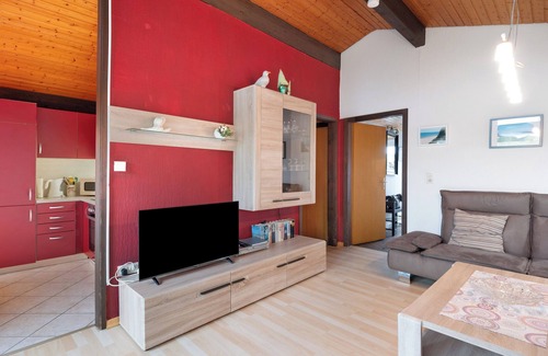 Fedderwardersiel House | Holiday Home 'Haus Elli' with Private Terrace, Private Garden and Wi-Fi