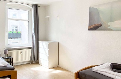 Magdeburg Apartment | HÖ01 large apartment with dryer and washing machine