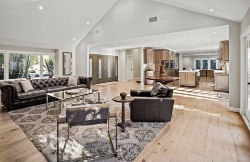 Los Feliz House | Hobart - Luxury Los Angeles Villa w/ Pool + Spa