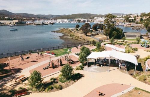 Derwent Park Apartment | Hobart Riverside Cosy 4BR - 10mins to Hobart CBD