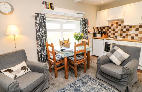 Fremington Cottage | HOBSON'S COTTAGE, pet friendly, with a garden in Reeth