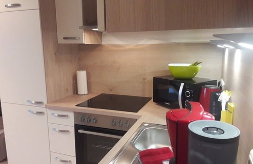 Kirchenlamitz Apartment | Hochwertige Fewo mit Fußbodenheizung und Regendusche