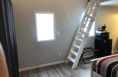 Beulah Apartment | Hockey Themed Room with Wooded Trails