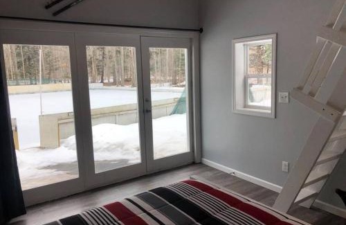 Beulah Apartment | Hockey Themed Room with Wooded Trails